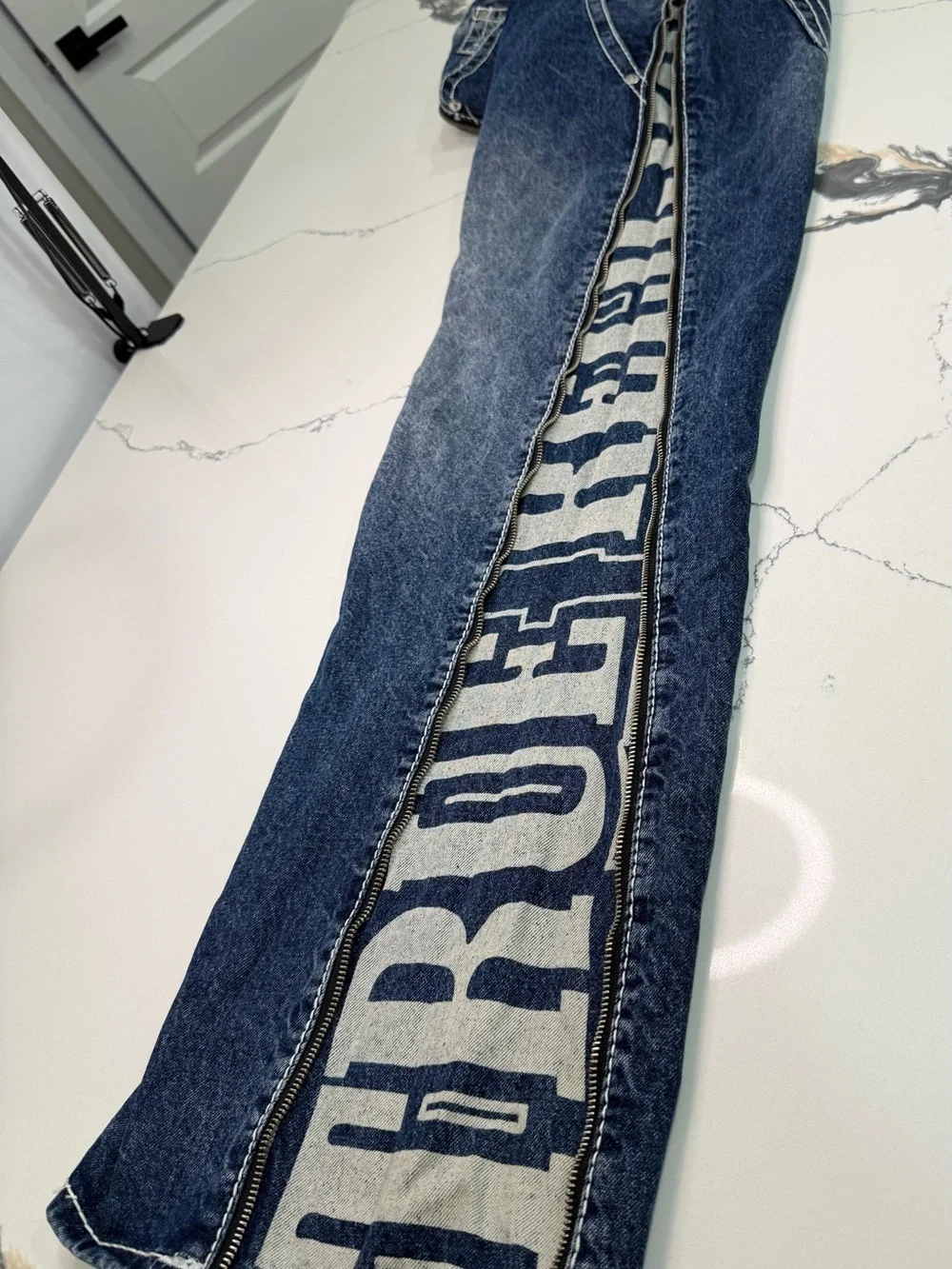 True Religion Ricky Big T Arch Logo Relaxed Straight Men’s Size 38